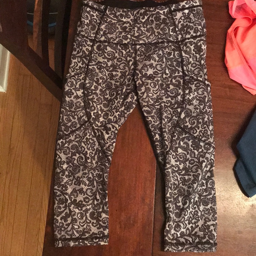 Lululemon crop workout pants.